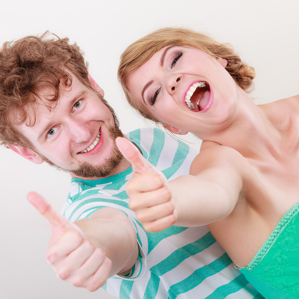 Bei Zahnerkrankungen fällt einem das Lachen schwer. Nicht so bei diesem jungen Paar.